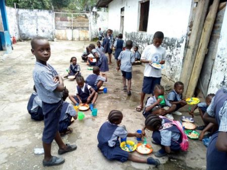 FeedingProgramm 05 06 19-kids eating (8)